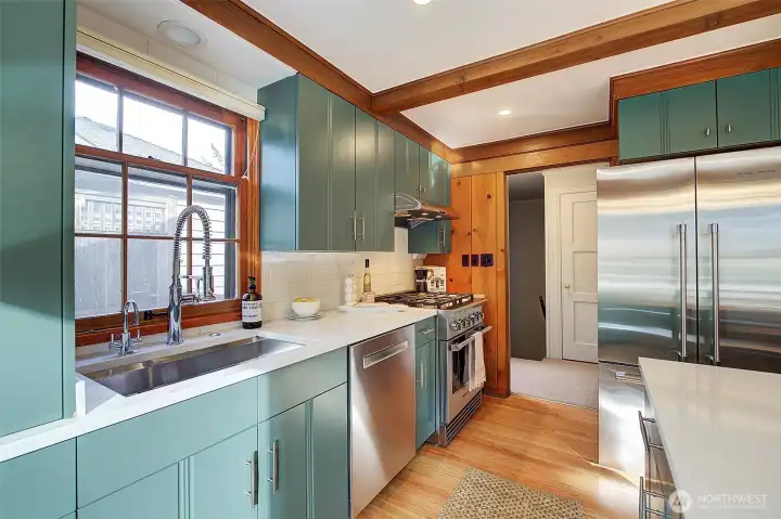 All new stainless steel appliances. Efficient kitchen that any cook would love.