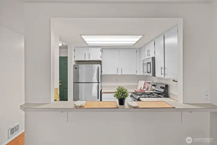 Snack bar between kitchen and dining area