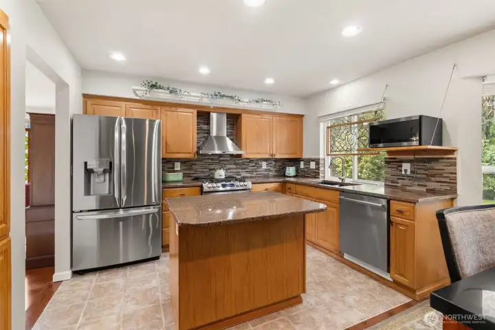 Create your favorite meals in the eat-in kitchen, complete with stainless steel appliances, a custom backsplash, and sleek countertops