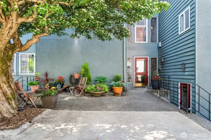 Entrance from Lynn St