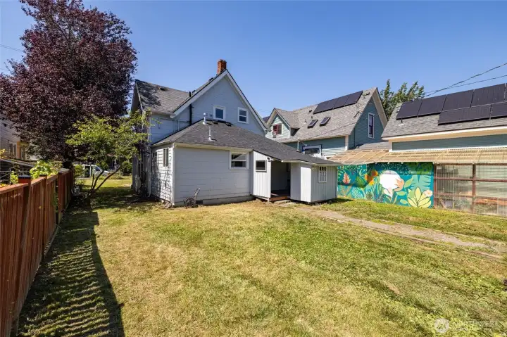 A deep back yard with plenty of room for off street parking, or garage/ADU. A deep back yard with plenty of room for off street parking, or garage/ADU.
