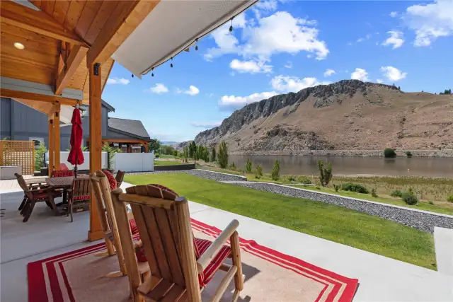 Outdoor Living area overlooking the Columbia River and sandy waterfront beach area.