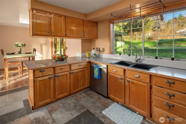 Lots of storage in this well appointed kitchen...