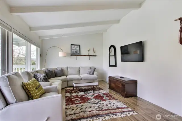 Vaulted ceilings and tons of naturel light makes this open concept nice and welcoming.