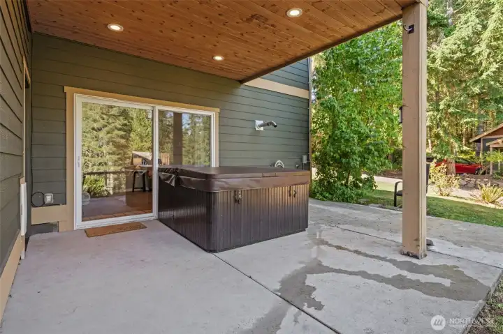 Lower deck with hot tub that stays!