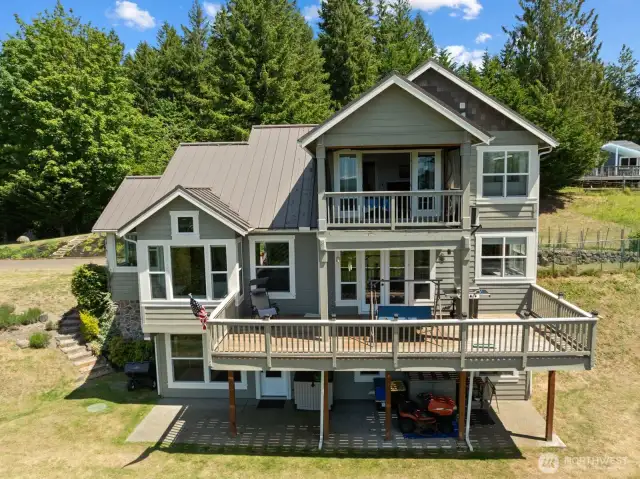 The large decks enjoy covered and open spaces so you can enjoy the stunning views, rain or shine, outdoor living at it's best.
