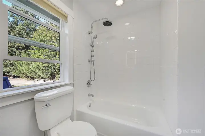 The spotless bathtub in the guest bathroom, very nice.