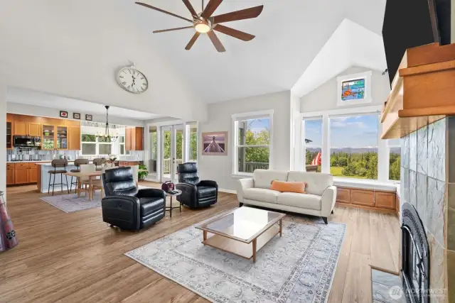 Walking in guests will say WOW, look at that beautiful view. Notice the corner bench seat, a great place to enjoy a good book and coffee.