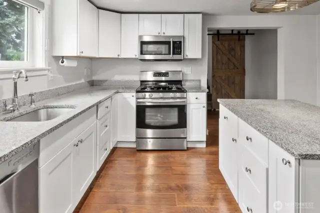 Granite counters & stainless steel appliances.