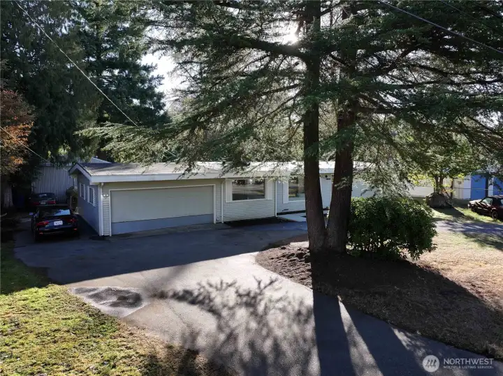 Front home view toward the south