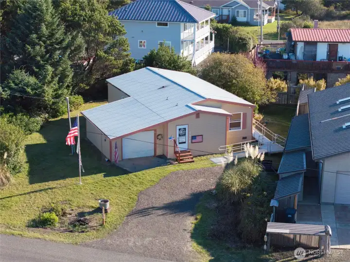 Darling coastal home in Salt Aire Shores!