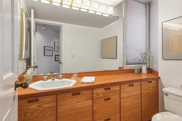 Mainfloor 1/2 bath Mainfloor 1/2 bath