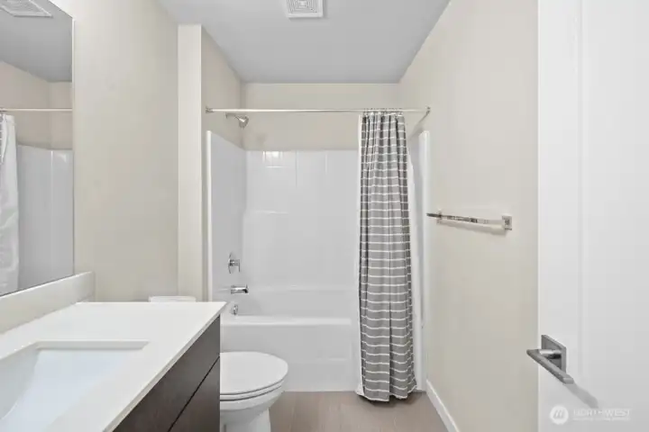 Full hallway bath