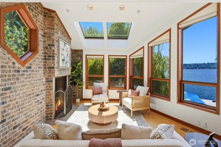 Sunlit Lakeview family Room w/skylights
