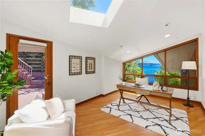 Private Den with Mt. Rainier and lake view and deck access