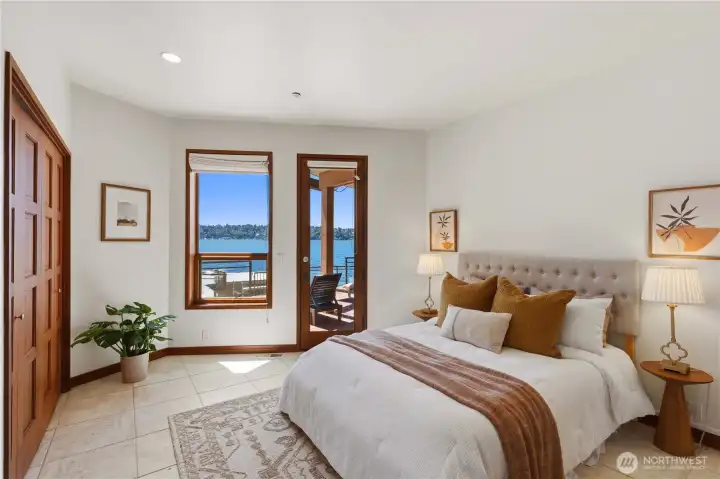 Lower guest suite overlooking water/Mt, walking to dock