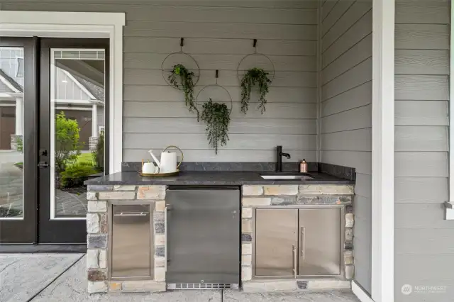 Outdoor kitchen area