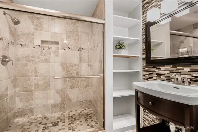 En-suite 3/4bath to master bedroom