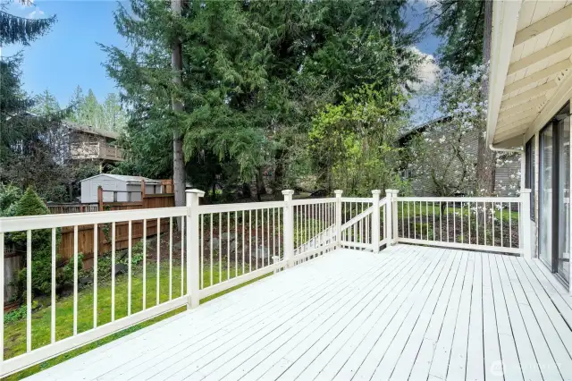 Spacious deck, newly painted