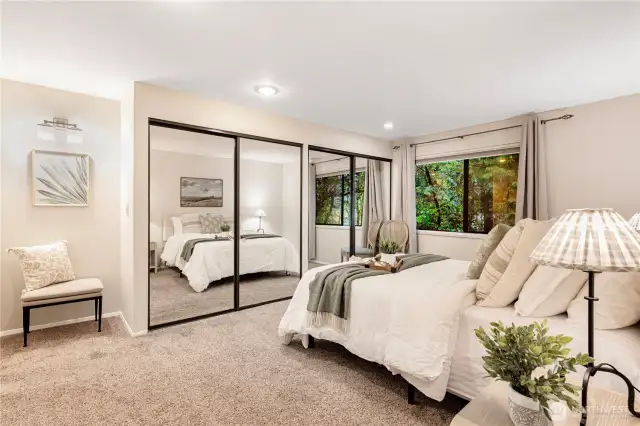 Master bedroom with en-suite 3/4 bath