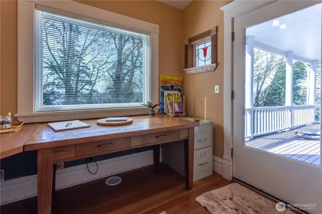 Bonus hobby workspace, artroom or additional office. Door to deck & views