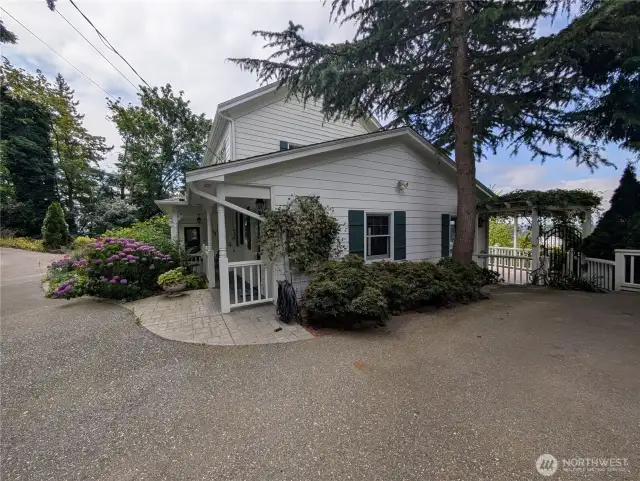Plenty of parking, easy paved driveway