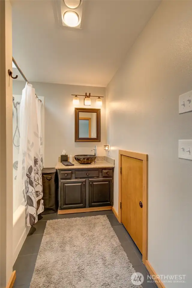 1st Floor Primary full bath
