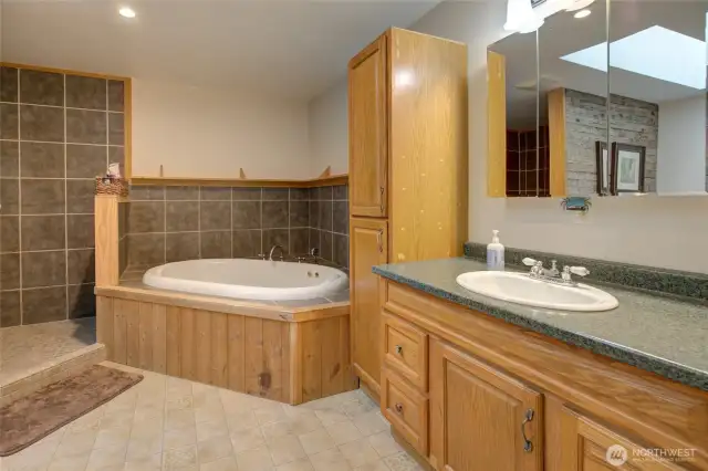 Primary ensuite with jacuzzi tub.