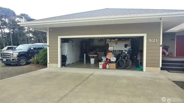 Insulated garage, including door
