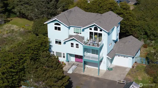 This home has been maintained with meticulous care and is sure to make its new occupants very happy!