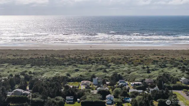 Imagine living in such proximity to the beach, and being able to watch the waves every day from the comfort of your own home.