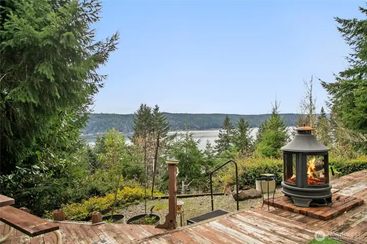 Welcome to your perfect getaway with Hood Canal Views right from the front deck.