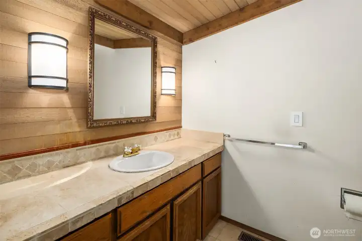 Primary en-suite bathroom