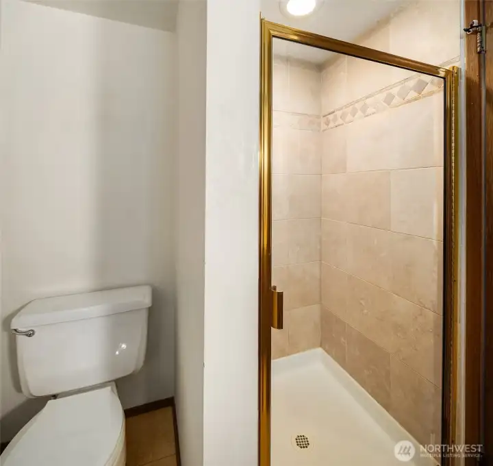 Primary en-suite bathroom