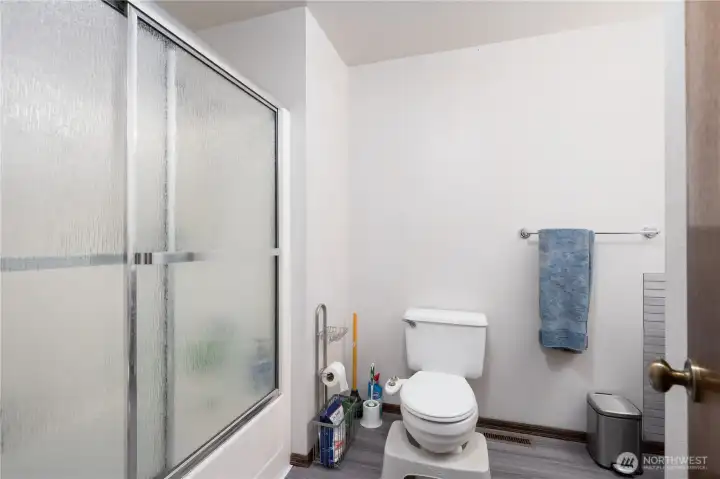 Upstairs full bathroom
