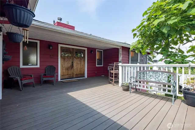 Sweet level large entrance deck.