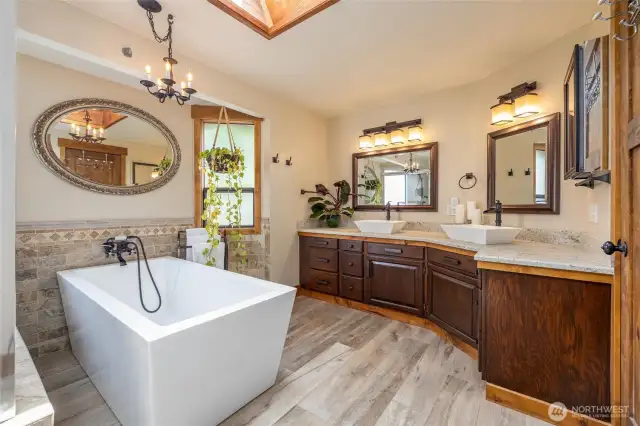 Primary bathroom suite!!