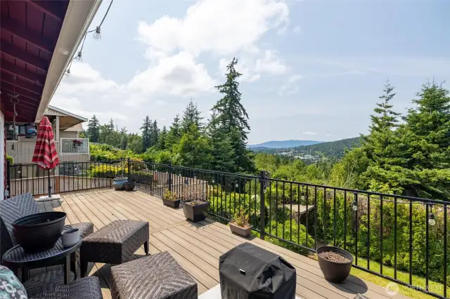 Deluxe new view decks off kitchen. living andd dining looking to the southwest.