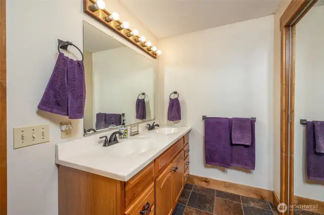 Lower 2nd full bathroom to compliment 4 lower bedrooms