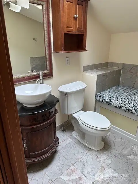 The main bathroom has a complete set up!