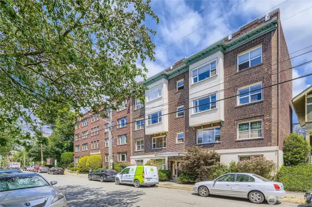 Welcome to the Los Angeles Co-op, you'll love this top floor end unit with views of the Seattle skyline from your living and bedroom.