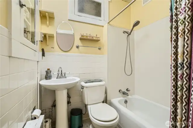 Nice full bathroom.