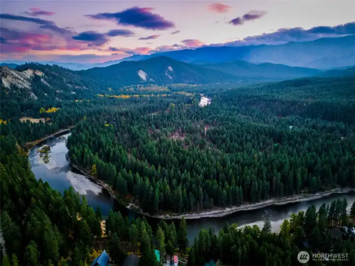 Sunset and the Wenatchee River from Ponderosa Estates in Plain, WA — an unforgettable backdrop for your mountain lifestyle. Just ~20 minutes to the Bavarian-themed village of Leavenworth with wine tasting, restaurants, and boutique shopping, and ~35 minutes to Stevens Pass for skiing and mountain biking. Roughly two hours from Seattle, this location balances accessibility with the best of Pacific Northwest outdoor recreation.