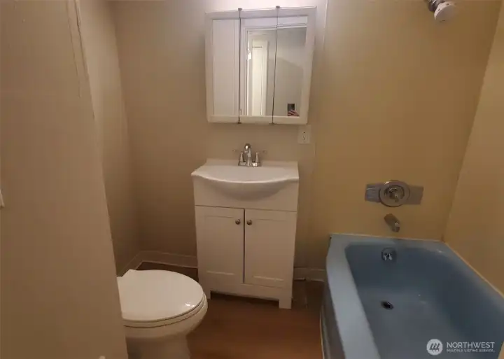 Unit 4 Full bathroom (Previous leasing photo).