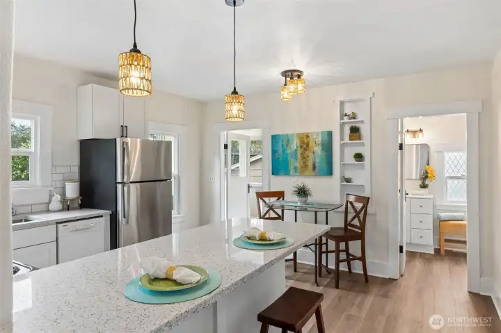 Adorable BRAND NEW kitchen with Quartz Counters!