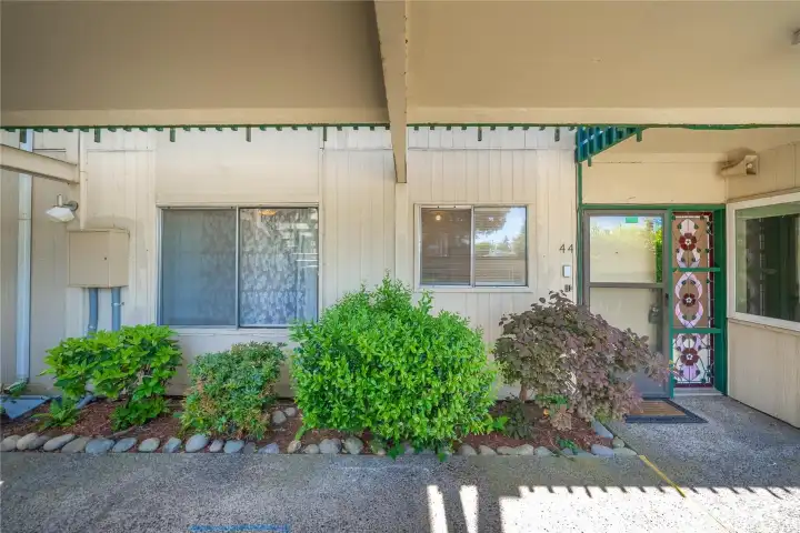 With 1065 sf, 2 bedrooms, and 2 separate bathrooms, this well maintained condo is perfect for a first time buyer or downsizer.
