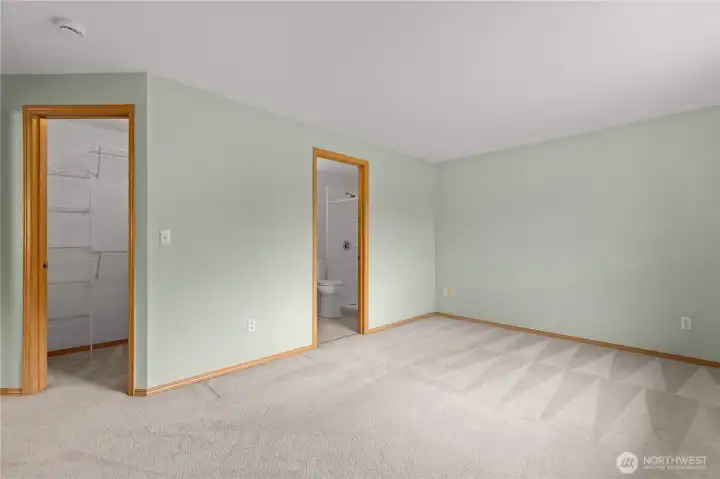 Primary Bedroom w/ Walk-In Closet & En-Suite Bathroom