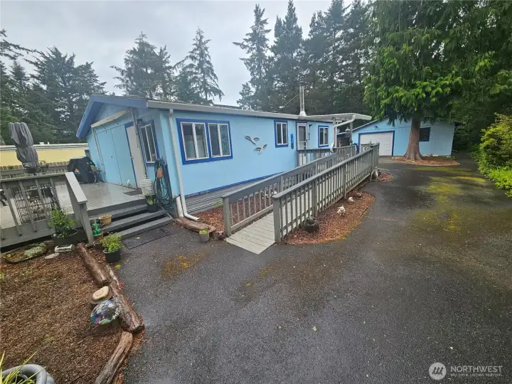 Big front deck and ramp to the side deck. Big front deck and ramp to the side deck.