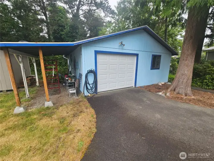 Covered area on the side of the garage. Covered area on the side of the garage.