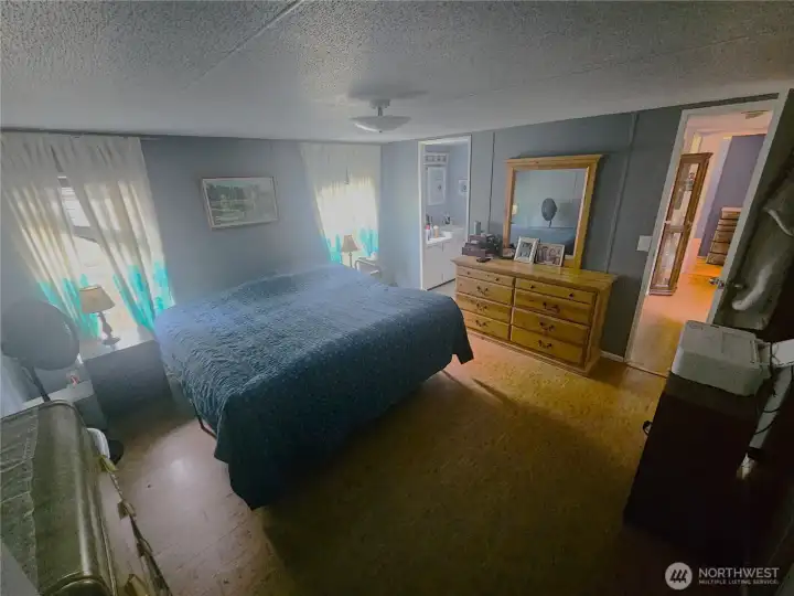 Main bedroom with en-suite bathroom with walk-in shower. Main bedroom with en-suite bathroom with walk-in shower.